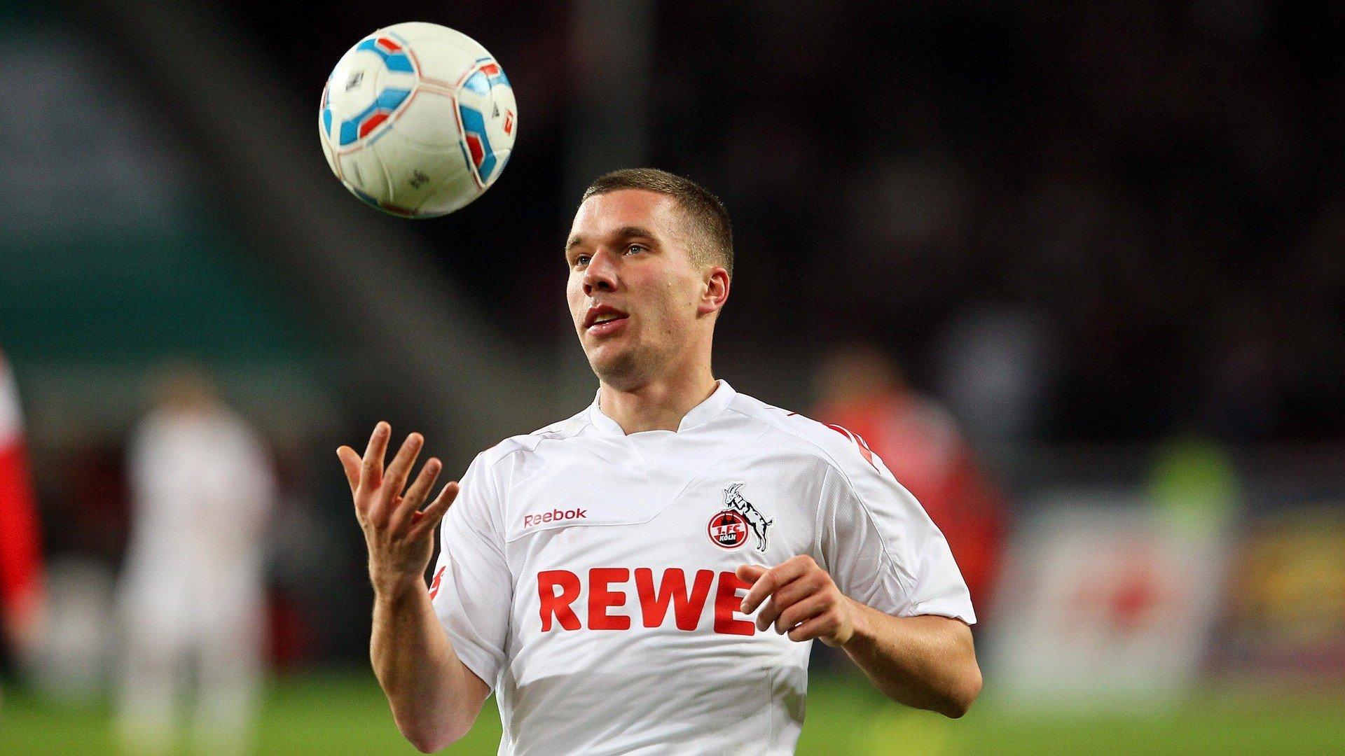 绿茵传奇再现锋芒,43岁小罗标志性盘带过人引全場沸腾,慈善赛展现不老魔法