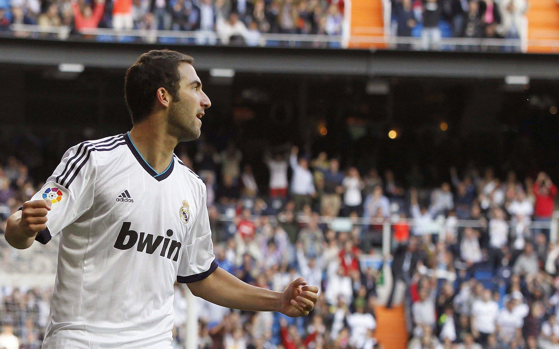 突发,帕克突破时膝盖严重扭伤 无法站立被队友搀扶离场 季后赛前景蒙上阴影